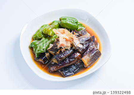 ナスとピーマンの焼き浸し 和風だしに浸した夏野菜のおかず 白背景 ナスとピーマンの焼き浸し 和風だしに浸した夏野菜のおかず 白背景 139322498