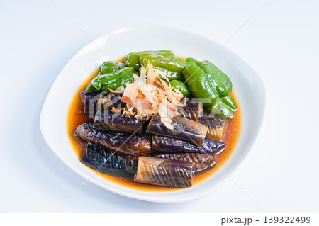 ナスとピーマンの焼き浸し 和風だしに浸した夏野菜のおかず 白背景 139322499