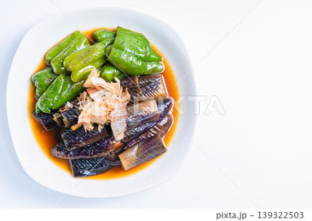 ナスとピーマンの焼き浸し 和風だしに浸した夏野菜のおかず 白背景 ナスとピーマンの焼き浸し 和風だしに浸した夏野菜のおかず 白背景 139322503