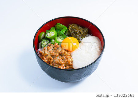 ネバネバ丼 納豆とオクラととろろとめかぶと卵黄のご飯 白背景 ネバネバ丼 納豆とオクラととろろとめかぶと卵黄のご飯 白背景 139322563
