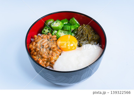 ネバネバ丼 納豆とオクラととろろとめかぶと卵黄のご飯 白背景 139322566