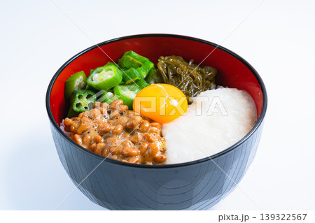 ネバネバ丼 納豆とオクラととろろとめかぶと卵黄のご飯 白背景 139322567