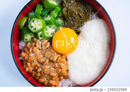 ネバネバ丼 納豆とオクラととろろとめかぶと卵黄のご飯 白背景 ネバネバ丼 納豆とオクラととろろとめかぶと卵黄のご飯 白背景 139322569
