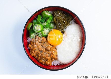 ネバネバ丼 納豆とオクラととろろとめかぶと卵黄のご飯 白背景 ネバネバ丼 納豆とオクラととろろとめかぶと卵黄のご飯 白背景 139322571