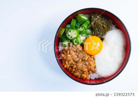 ネバネバ丼 納豆とオクラととろろとめかぶと卵黄のご飯 白背景 139322573
