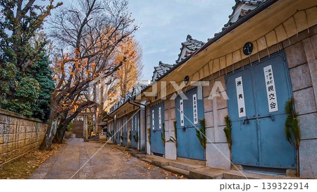 東京、田端八幡神社の参道に並ぶ色鮮やかな神輿庫 139322914