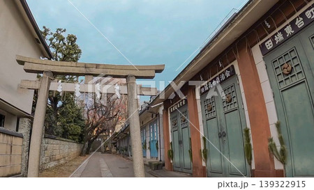 東京、田端八幡神社の参道に並ぶ色鮮やかな神輿庫 139322915