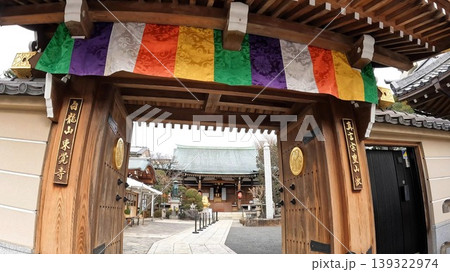 東京、東覚寺の山門と五色幕（東京都北区田端） 139322974