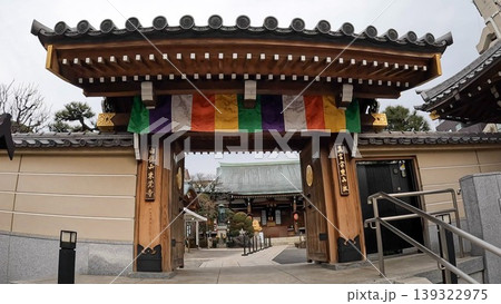 東京、東覚寺の山門と五色幕（東京都北区田端） 139322975