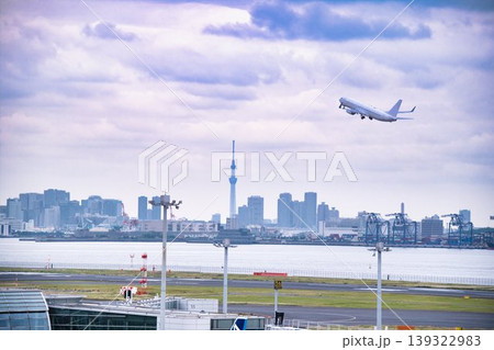 駐機中の飛行機 駐機中の飛行機 139322983