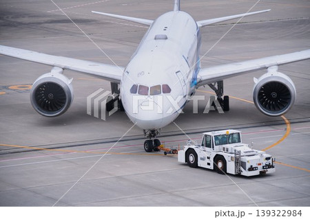 駐機中の飛行機 139322984