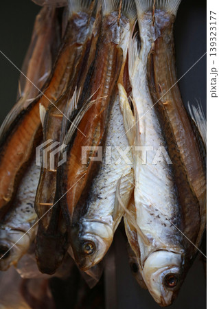 香港・徳輔道西で売られる塩干し魚(ハムユイ)。クサヤに似ていで臭いが美味。かつては安かったが今は高価 香港・徳輔道西で売られる塩干し魚(ハムユイ)。クサヤに似ていで臭いが美味。かつては安かったが今は高価 139323177
