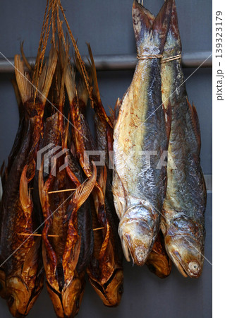 香港・徳輔道西で売られる塩干し魚(ハムユイ)。クサヤに似ていで臭いが美味。かつては安かったが今は高価 香港・徳輔道西で売られる塩干し魚(ハムユイ)。クサヤに似ていで臭いが美味。かつては安かったが今は高価 139323179