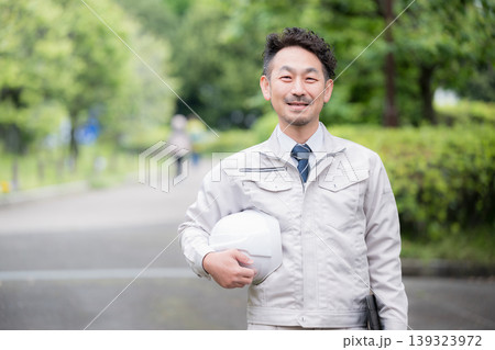 防災や道路の老朽化インフラ整備、都市計画の安全管理とDX業務の正面カメラ目線上半身イメージ 防災や道路の老朽化インフラ整備、都市計画の安全管理とDX業務の正面カメラ目線上半身イメージ 139323972