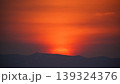 沈みゆく夕日 139324376
