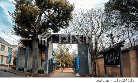 東京・谷中霊園に隣接する天王寺の山門 東京・谷中霊園に隣接する天王寺の山門 139324535