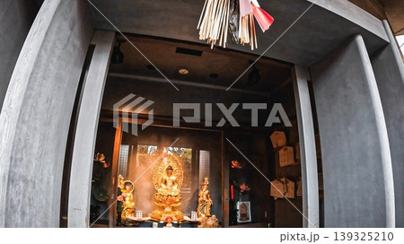 東京、真珠院 本堂の祭壇 黄金の仏像とモダンな内装 東京、真珠院 本堂の祭壇 黄金の仏像とモダンな内装 139325210