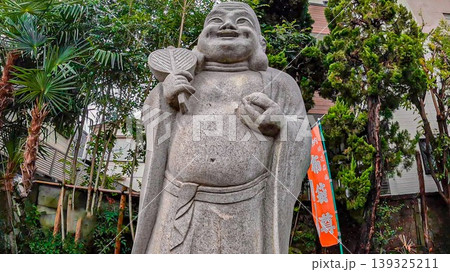 東京、小石川七福神 真珠院の布袋尊 笑顔の石像 139325211