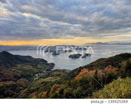 秋のしまなみ海道、亀老山展望台より望む夕景と紅葉 139325269