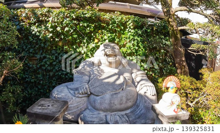 東京、寿永寺の「笑い布袋」石像と新年の鏡餅（下谷七福神） 139325831