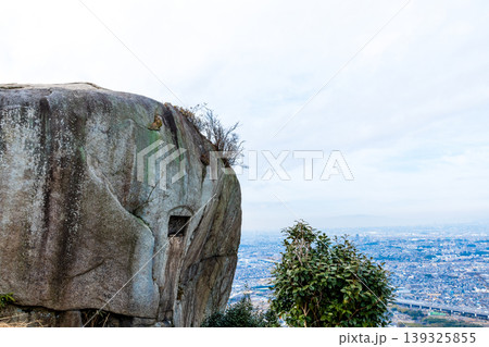 交野山山頂の観音岩の景色 交野山山頂の観音岩の景色 139325855