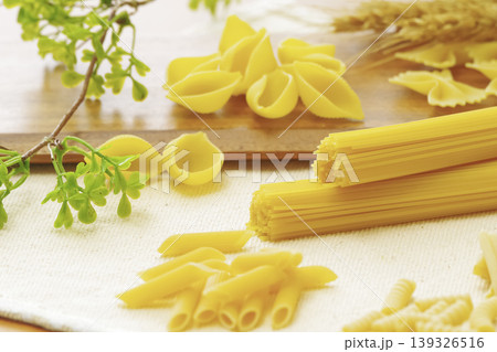色々な種類の乾燥パスタを並べた食材写真 色々な種類の乾燥パスタを並べた食材写真 139326516