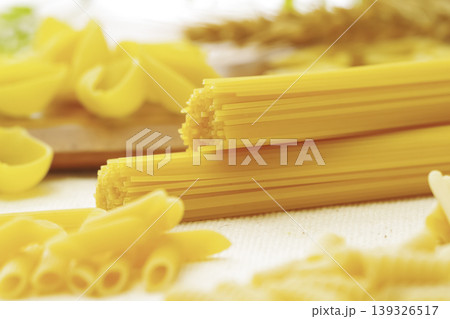 色々な種類の乾燥パスタを並べた食材写真 139326517