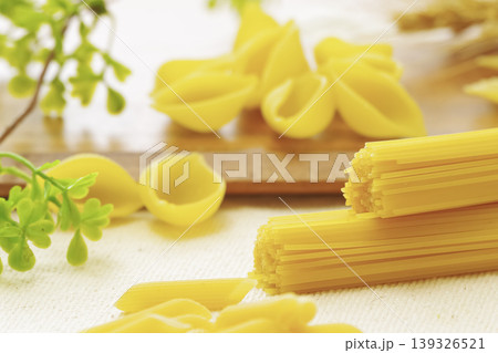 色々な種類の乾燥パスタを並べた食材写真 色々な種類の乾燥パスタを並べた食材写真 139326521