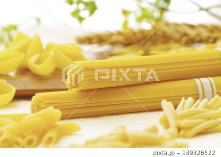 色々な種類の乾燥パスタを並べた食材写真 色々な種類の乾燥パスタを並べた食材写真 139326522