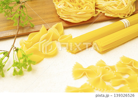 色々な種類の乾燥パスタを並べた食材写真 色々な種類の乾燥パスタを並べた食材写真 139326526
