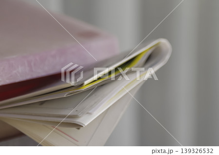 新聞が差し込まれた郵便受け 139326532