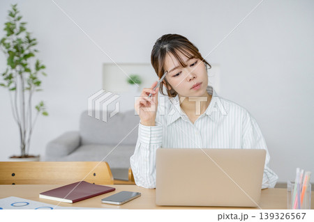 自宅で働く女性　パソコン 139326567