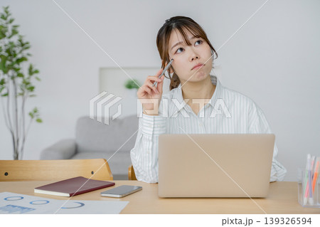自宅で働く女性 パソコン 自宅で働く女性 パソコン 139326594