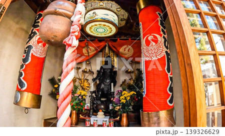 東京、下谷七福神 法昌寺の毘沙門天像と赤い提灯　 139326629