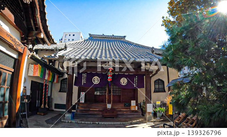 東京、浄土宗 英信寺 寺院の門と本堂の景観 東京、浄土宗 英信寺 寺院の門と本堂の景観 139326796