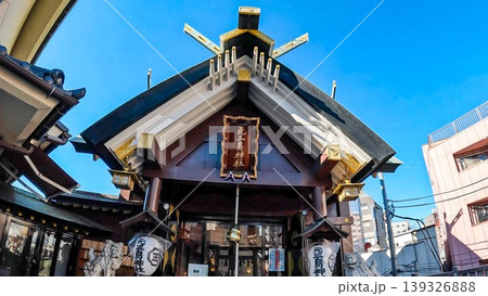 東京、元三島神社の神明造の社殿と青空 東京、元三島神社の神明造の社殿と青空 139326888