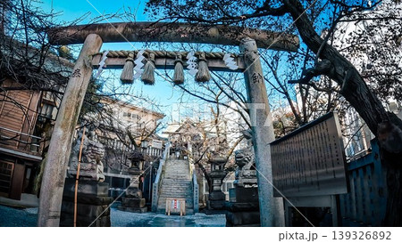 東京、都会に鎮座する元三島神社の鳥居と石段 139326892