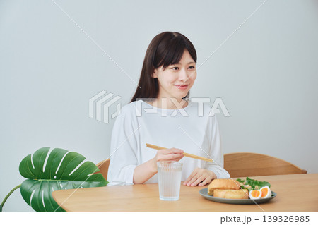 朝食を食べる女性 自然な日常の食事シーン 朝食を食べる女性 自然な日常の食事シーン 139326985