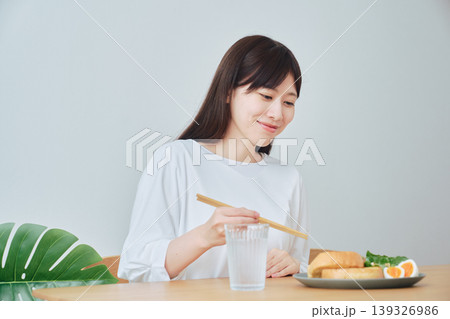 朝食を食べる女性 自然な日常の食事シーン 朝食を食べる女性 自然な日常の食事シーン 139326986