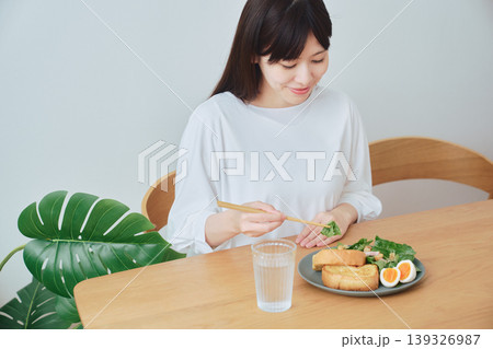 朝食を食べる女性 自然な日常の食事シーン 朝食を食べる女性 自然な日常の食事シーン 139326987