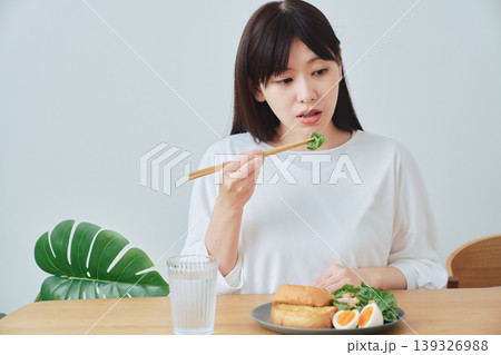 朝食を食べる女性 自然な日常の食事シーン 朝食を食べる女性 自然な日常の食事シーン 139326988