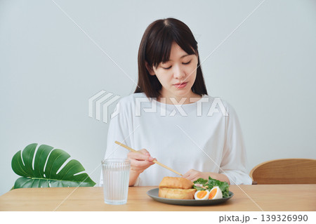 朝食を食べる女性 自然な日常の食事シーン 朝食を食べる女性 自然な日常の食事シーン 139326990
