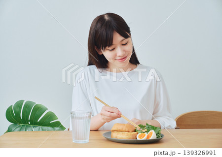 朝食を食べる女性 自然な日常の食事シーン 朝食を食べる女性 自然な日常の食事シーン 139326991