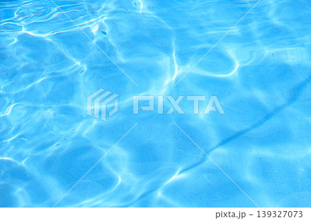 光輝くプールの水 光輝くプールの水 139327073