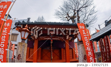 東京、石稲荷神社 東京・根岸の街角に佇む稲荷様 東京、石稲荷神社 東京・根岸の街角に佇む稲荷様 139327135