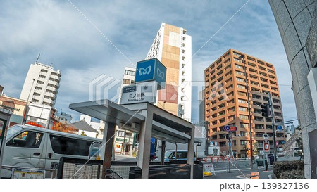 東京、三ノ輪駅前の街並みと青空・都会の風景 東京、三ノ輪駅前の街並みと青空・都会の風景 139327136