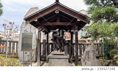 東京、御行の松不動尊(西蔵院)の境内と初代の松 東京、御行の松不動尊(西蔵院)の境内と初代の松 139327148