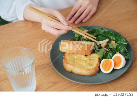シンプルな朝食プレート トーストとサラダとゆで卵 139327152