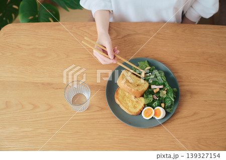 シンプルな朝食プレート トーストとサラダとゆで卵 139327154