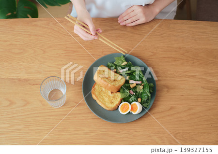 シンプルな朝食プレート トーストとサラダとゆで卵 139327155